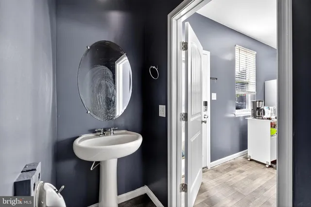 a en suite bathroom with a sink and a mirror