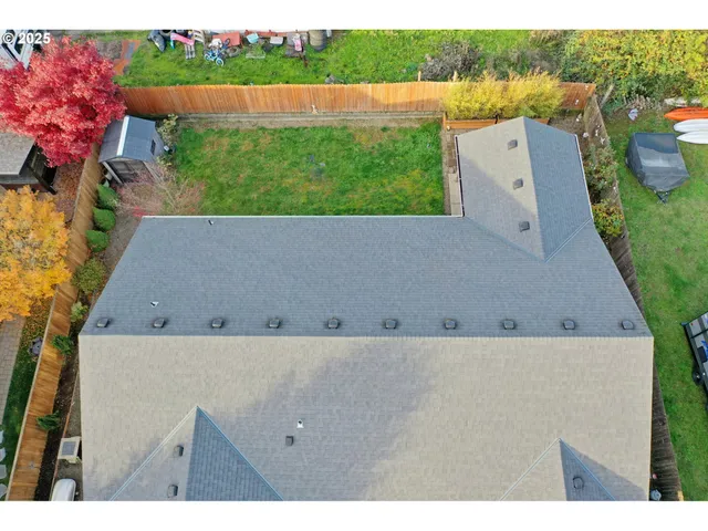 a view of a back yard