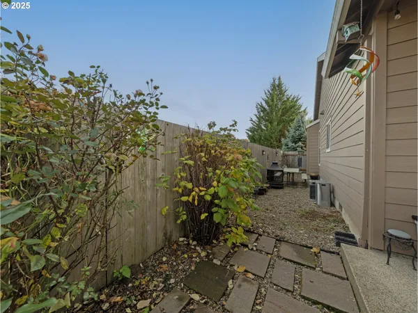 a view of a backyard