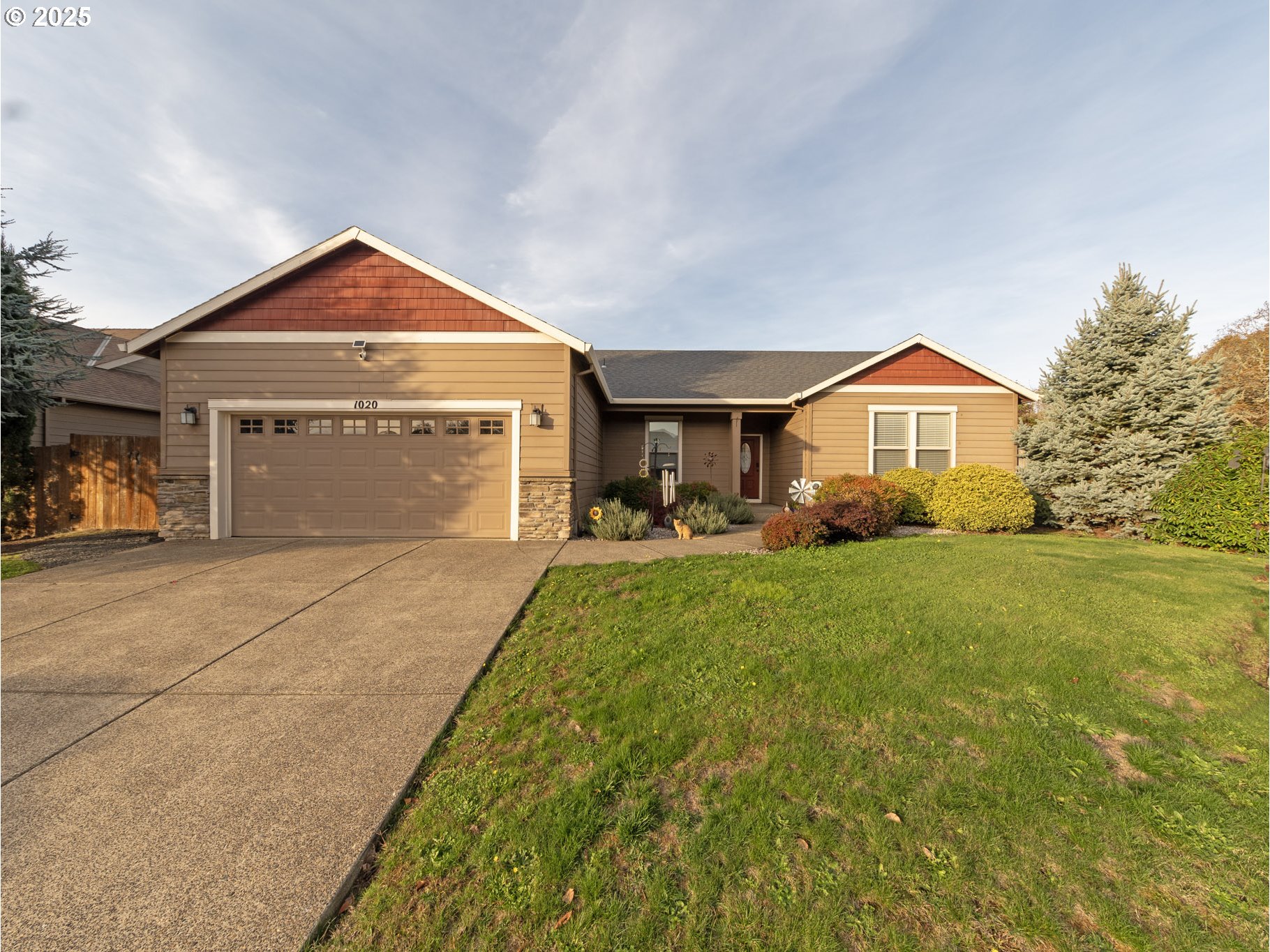 1020 East Fourth Street Yamhill, OR 97148 - Photo 7 of 46 a front view of a house with garden