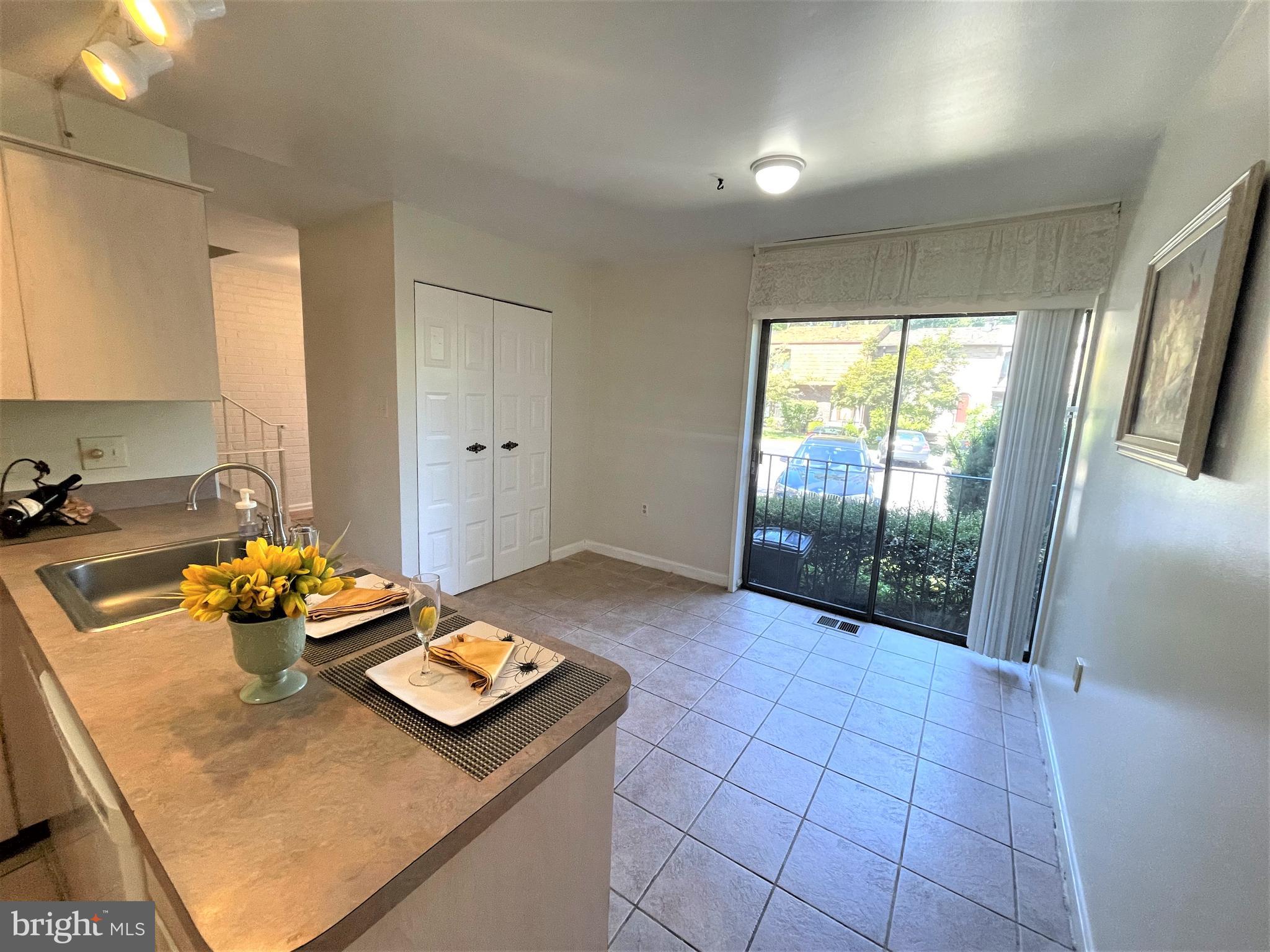 8072 Inverness Ridge Road Potomac, MD 20854 - Photo 16 of 38 Kitchen with breakfast tablespace
