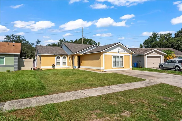 a view of a yard in front of house