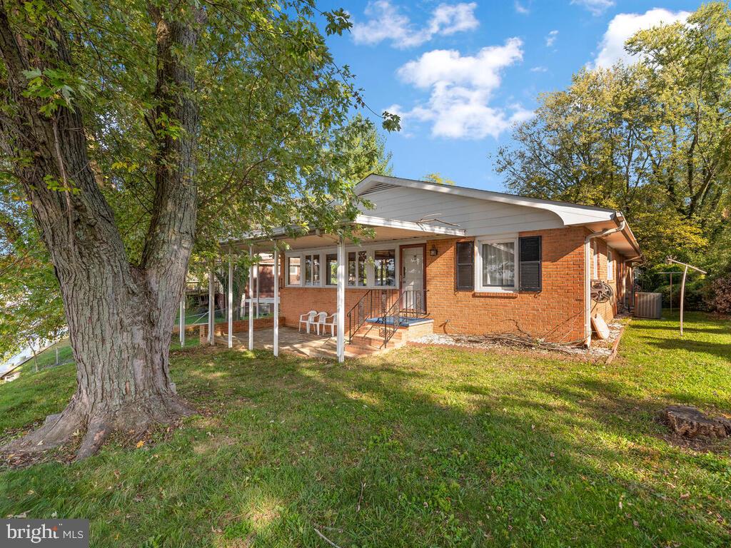 127 Edgewater Drive Edgewater, MD 21037 - Photo 3 of 27