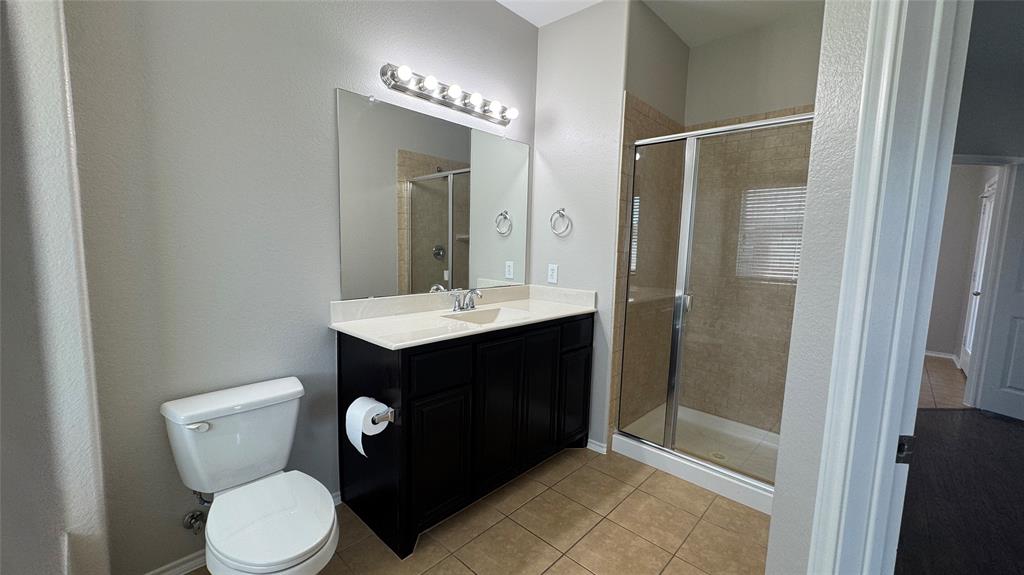 117 Chalk Road Anna, TX 75409 - Photo 27 of 32 a bathroom with a toilet sink and shower