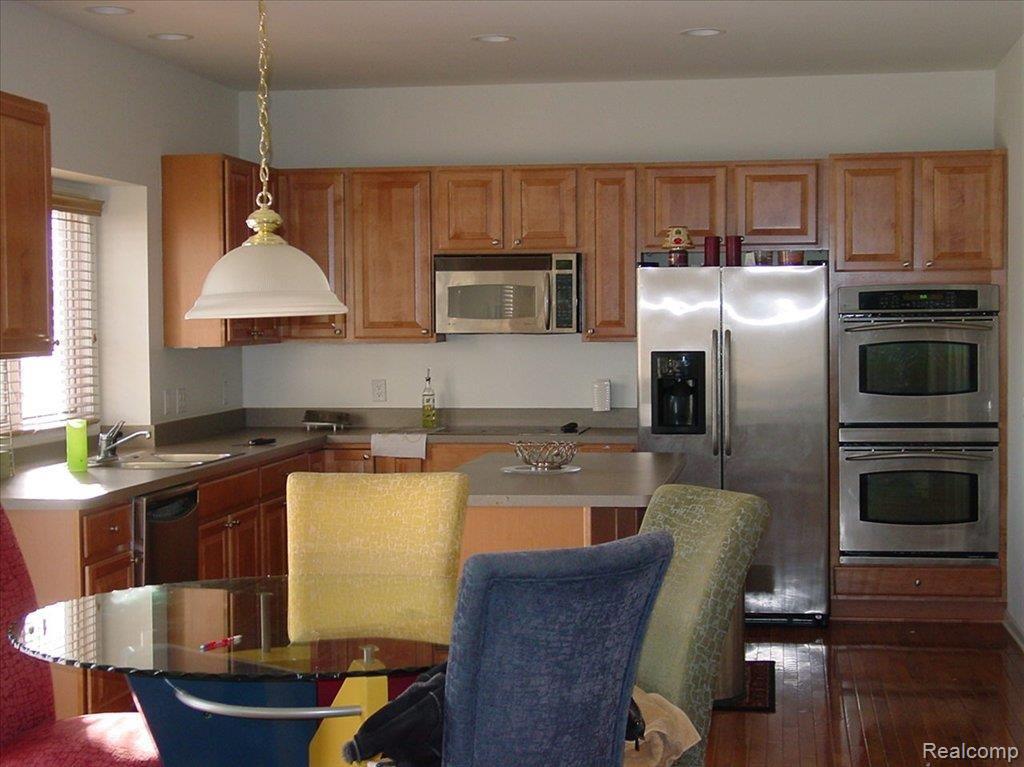 981 Arcadian Court Rochester, MI 48307 - Photo 5 of 8 Kichen Open & Bright
