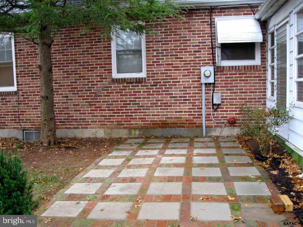 180 Edgewood Road York, PA 17402 - Photo 4 of 29 Gallery Image 4