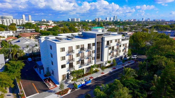 $2,000 | 20 Northeast 19th Avenue, Unit PH08, Pompano Beach, FL 33060