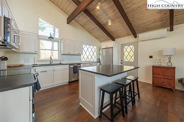 $479,000 | 89 Rabbit Run, Glade Valley, NC 28627