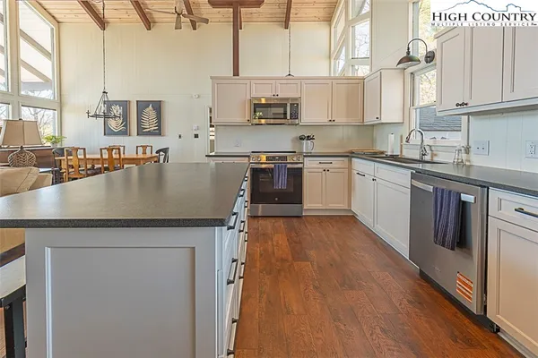 $479,000 | 89 Rabbit Run, Glade Valley, NC 28627