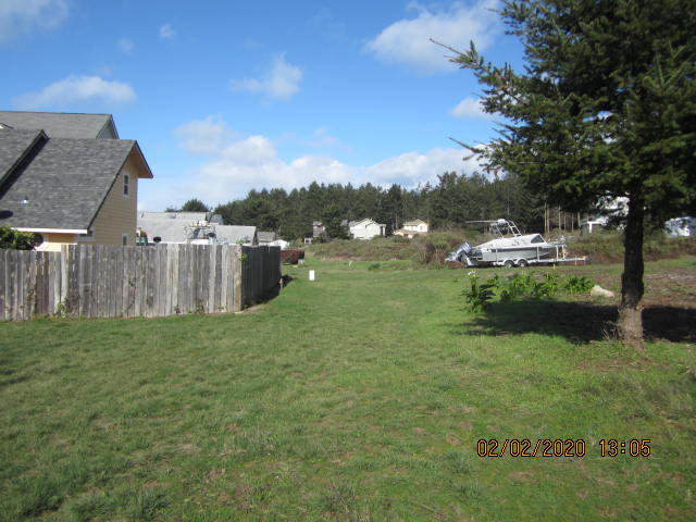 186 Sea View Road Shelter Cove, CA 95589 - Photo 10 of 18 view L rear
