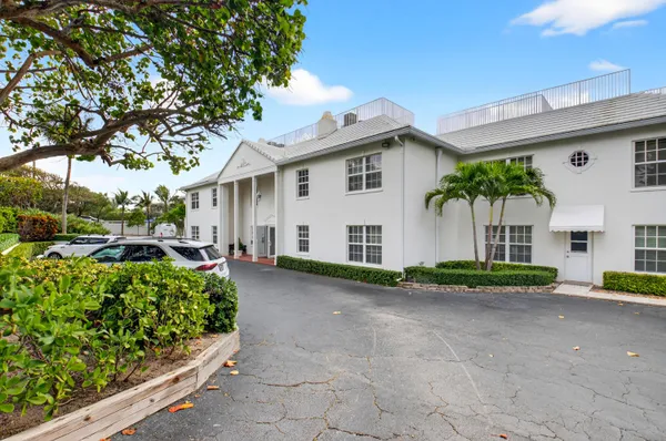 $11,000 | 817 North Ocean Boulevard, Unit 17, Delray Beach, FL 33483