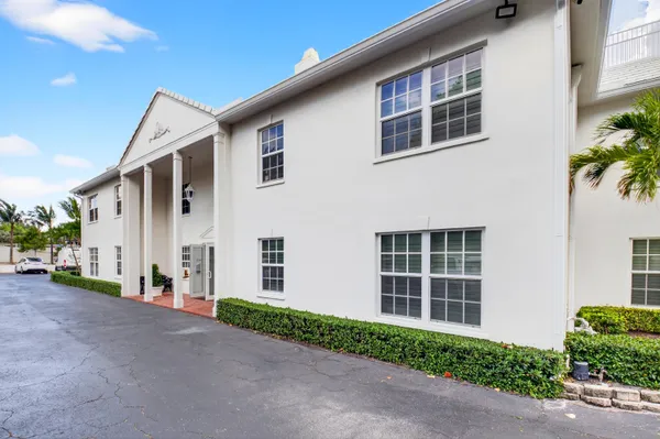 $11,000 | 817 North Ocean Boulevard, Unit 17, Delray Beach, FL 33483