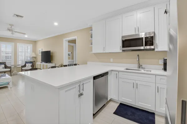 $11,000 | 817 North Ocean Boulevard, Unit 17, Delray Beach, FL 33483