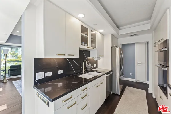 $8,500 | 13600 Marina Pointe Drive, Unit 511, Marina del Rey, CA 90292