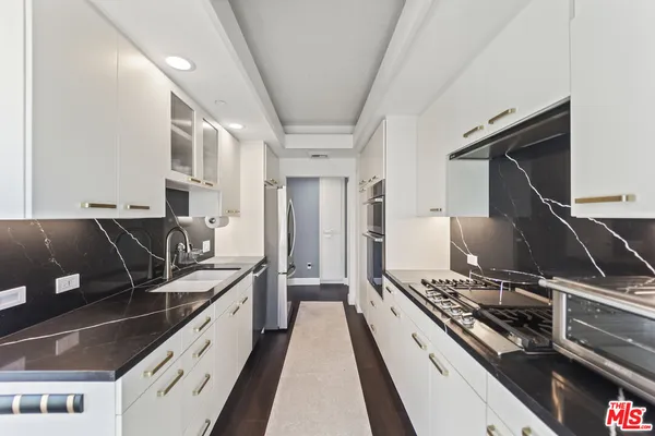 $8,500 | 13600 Marina Pointe Drive, Unit 511, Marina del Rey, CA 90292
