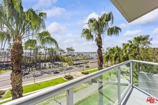 $8,500 | 13600 Marina Pointe Drive, Unit 511, Marina del Rey, CA 90292