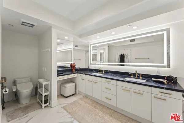 $8,500 | 13600 Marina Pointe Drive, Unit 511, Marina del Rey, CA 90292