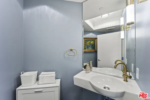 $8,500 | 13600 Marina Pointe Drive, Unit 511, Marina del Rey, CA 90292