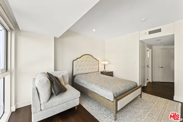 $8,500 | 13600 Marina Pointe Drive, Unit 511, Marina del Rey, CA 90292