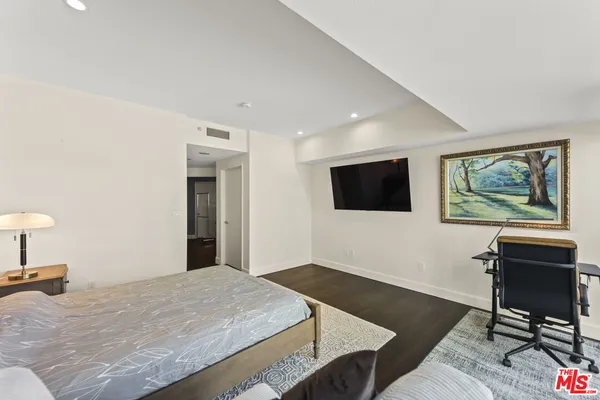 $8,500 | 13600 Marina Pointe Drive, Unit 511, Marina del Rey, CA 90292