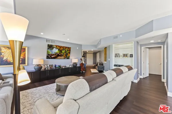 $8,500 | 13600 Marina Pointe Drive, Unit 511, Marina del Rey, CA 90292