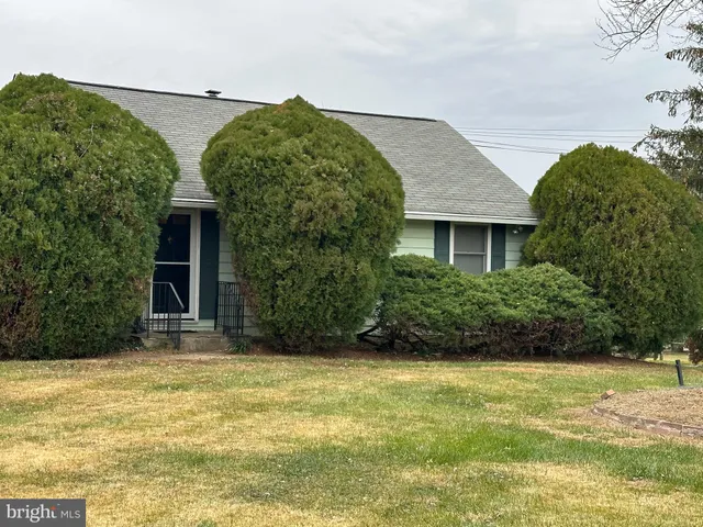a front view of house with yard and garage