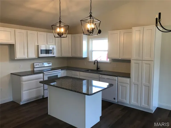 $319,900 | 1649 Flagstaff Drive, Festus, MO 63028