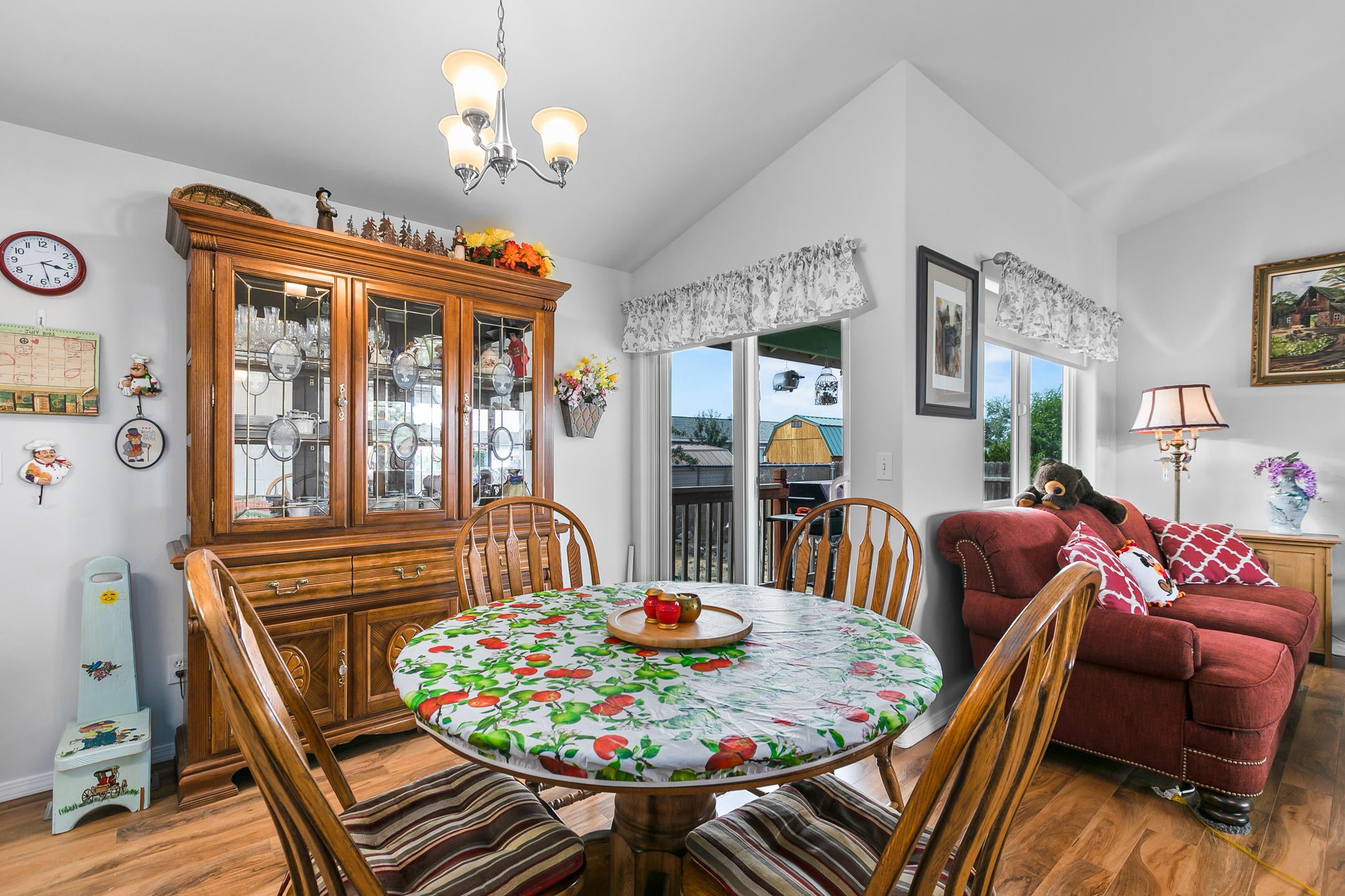 605 Center Ridge Drive Culver, OR 97734 - Photo 9 of 21 Living/Dining Room