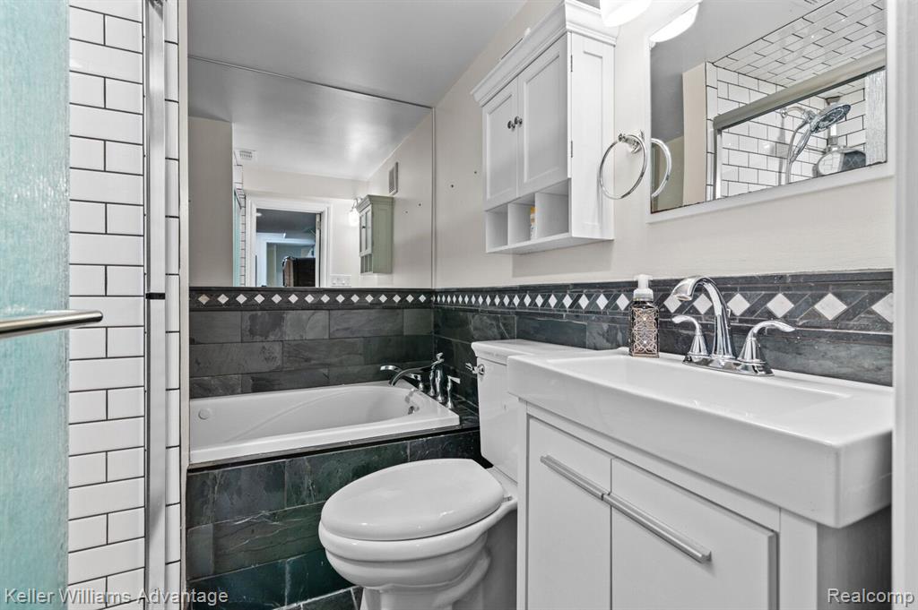 33770 Quaker Valley Road Farmington Hills, MI 48331 - Photo 21 of 31
