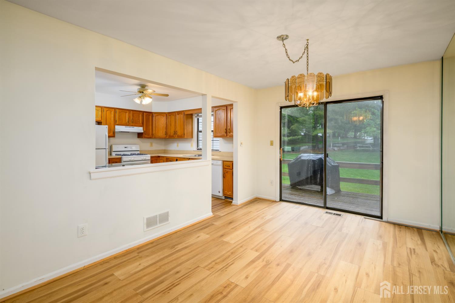 1004 Timber Oaks Road, Unit 4 Edison, NJ 08820 - Photo 6 of 34