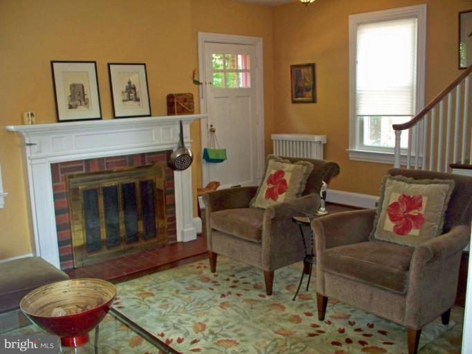 3204 Military Road Northwest Washington, DC 20015 - Photo 2 of 15 Entrance / Foyer