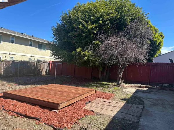 a view of a backyard