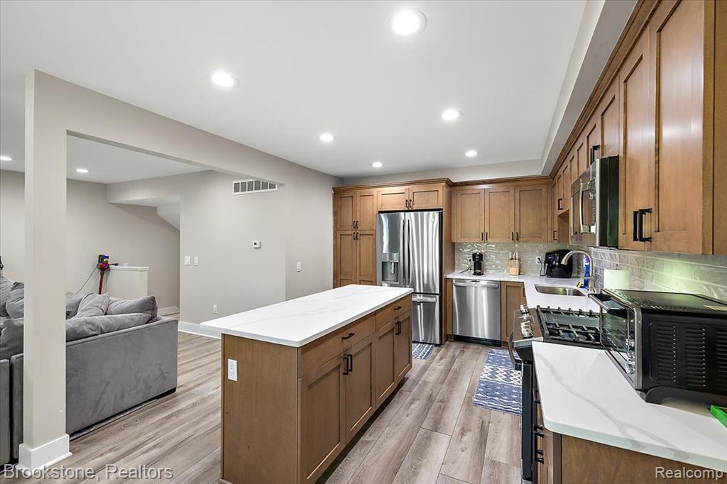 525 Oxford Court Rochester Hills, MI 48307 - Photo 19 of 49