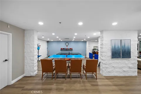 a view of a garden with a apartment