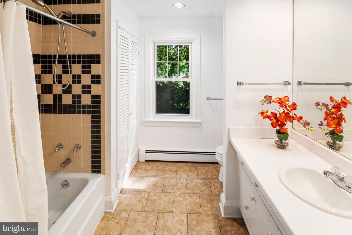 908 Easton Road Riegelsville, PA 18077 - Photo 13 of 43 a bathroom with a tub sink and mirror