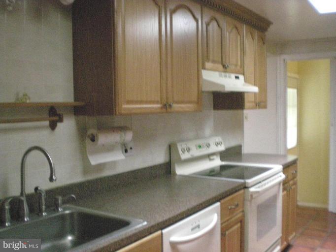 6307 Chesworth Road Catonsville, MD 21228 - Photo 13 of 18 Quality cabinets