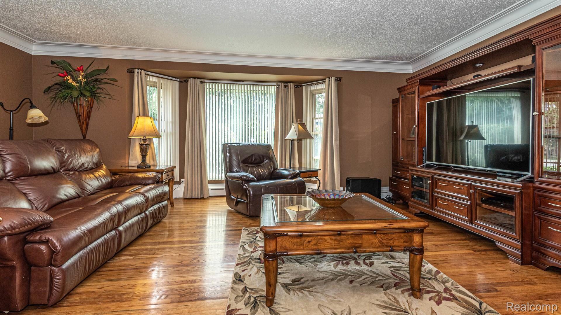 27216 Howell Road Redford, MI 48239 - Photo 10 of 37 Spacious 19' x 18' living room!