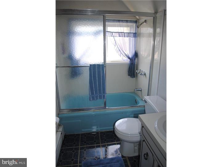33 Hamlet Road Levittown, PA 19056 - Photo 11 of 15 Bathroom