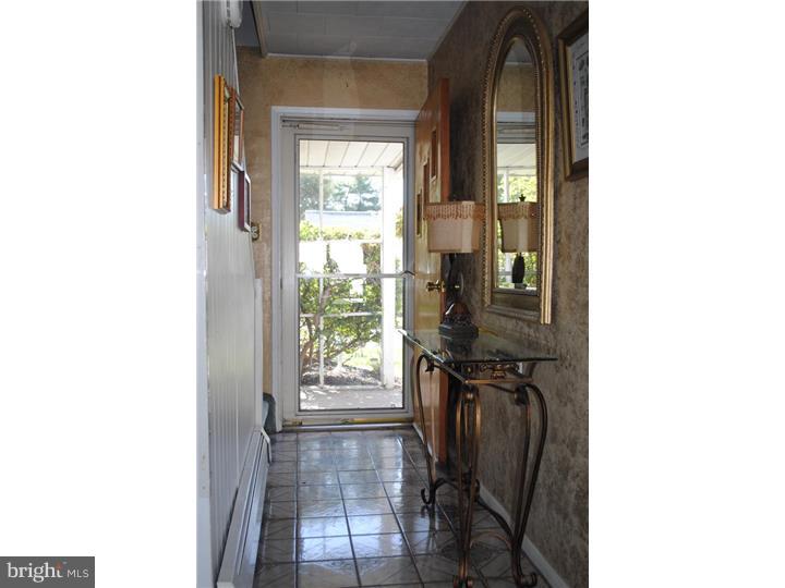 33 Hamlet Road Levittown, PA 19056 - Photo 3 of 15 Hallway