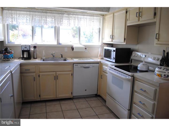 33 Hamlet Road Levittown, PA 19056 - Photo 6 of 15 Kitchen
