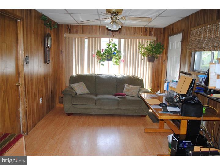 33 Hamlet Road Levittown, PA 19056 - Photo 8 of 15 Family Room