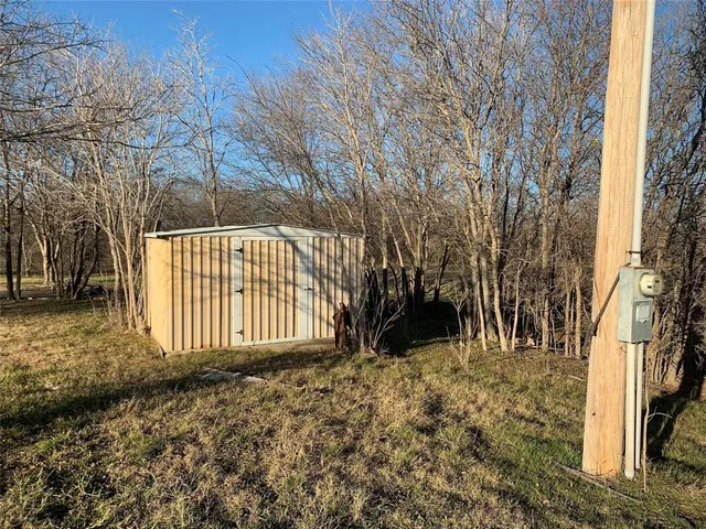 a view of a backyard with pathway