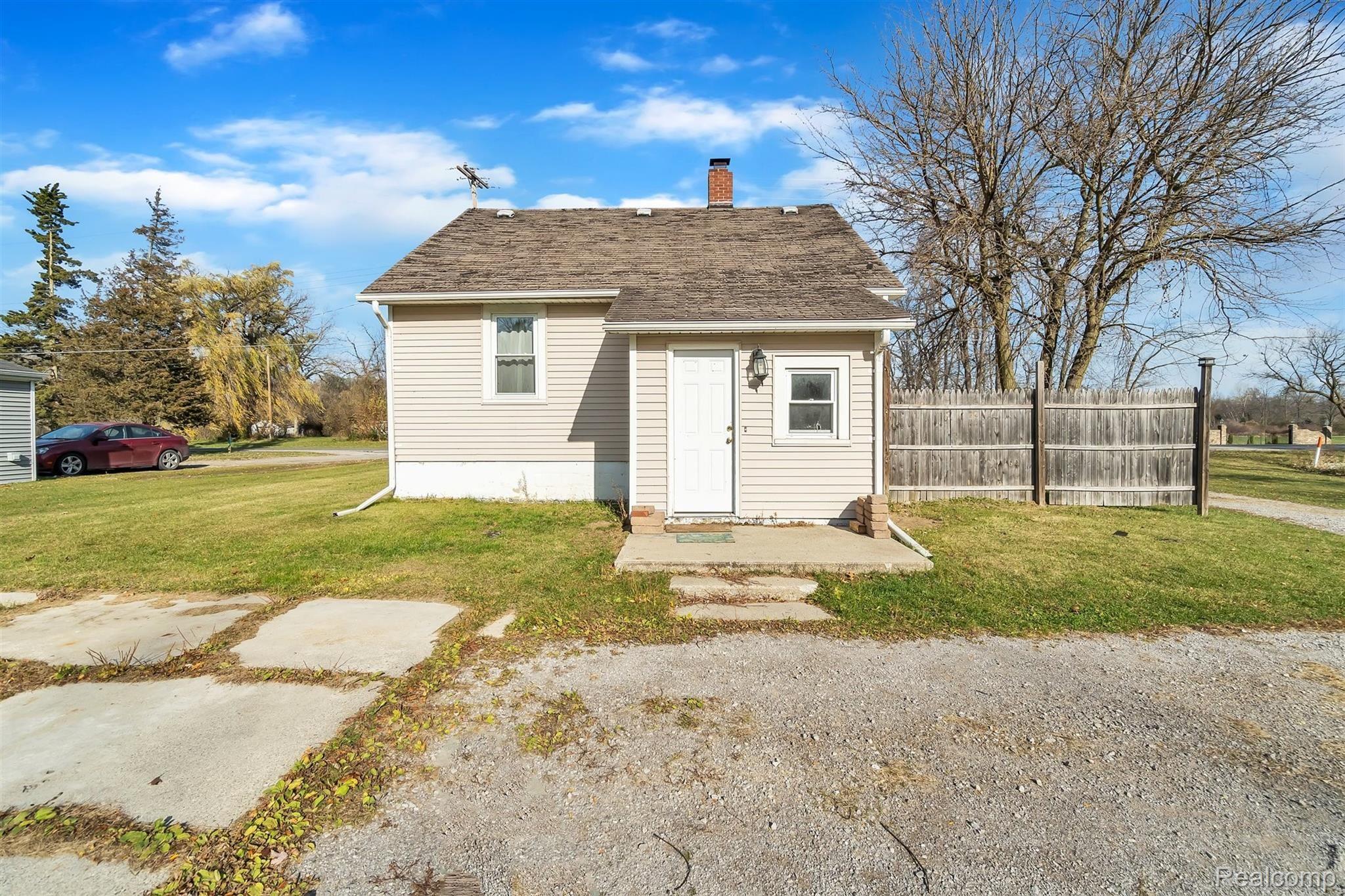 7220 East Birch Run Road Birch Run, MI 48415 - Photo 22 of 24 23-7220 Birch Run Rd-windowstill-re.jpg
