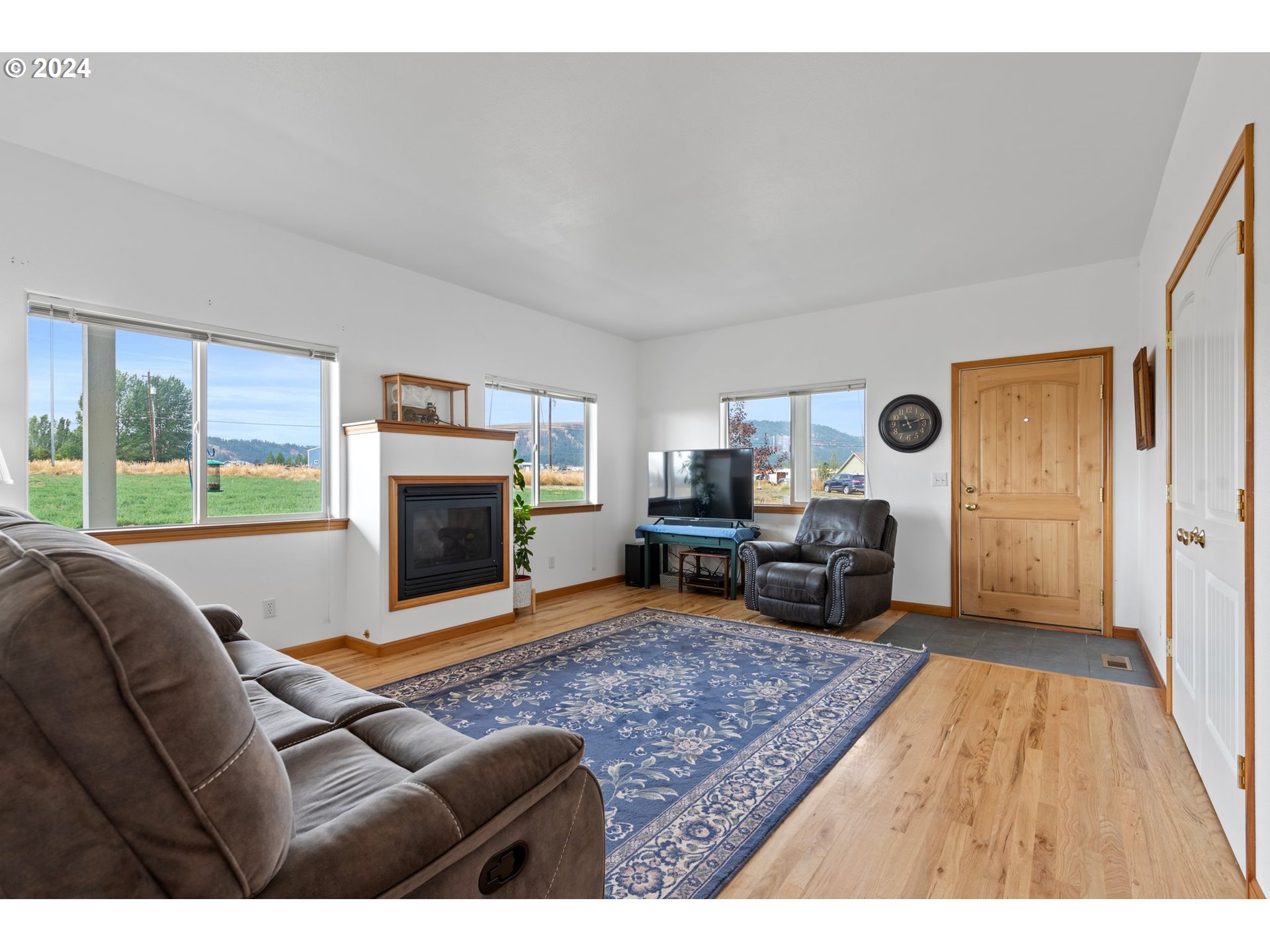 70795 Palmer Junction Road Elgin, OR 97827 - Photo 6 of 46 Living Room/Entrance