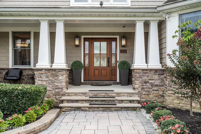 a view of entryway and hall