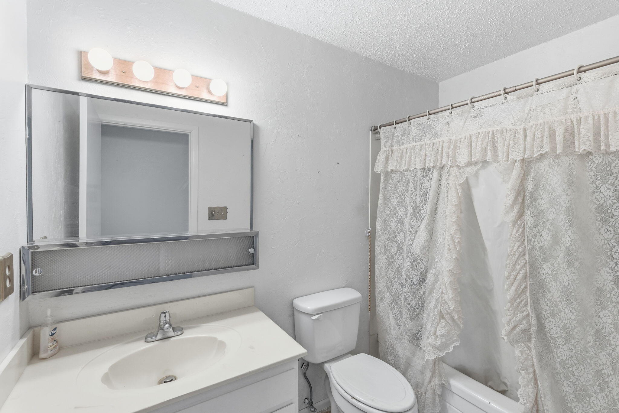 207 Holiday Lane Central Point, OR 97502 - Photo 8 of 38 Hall Bathroom
