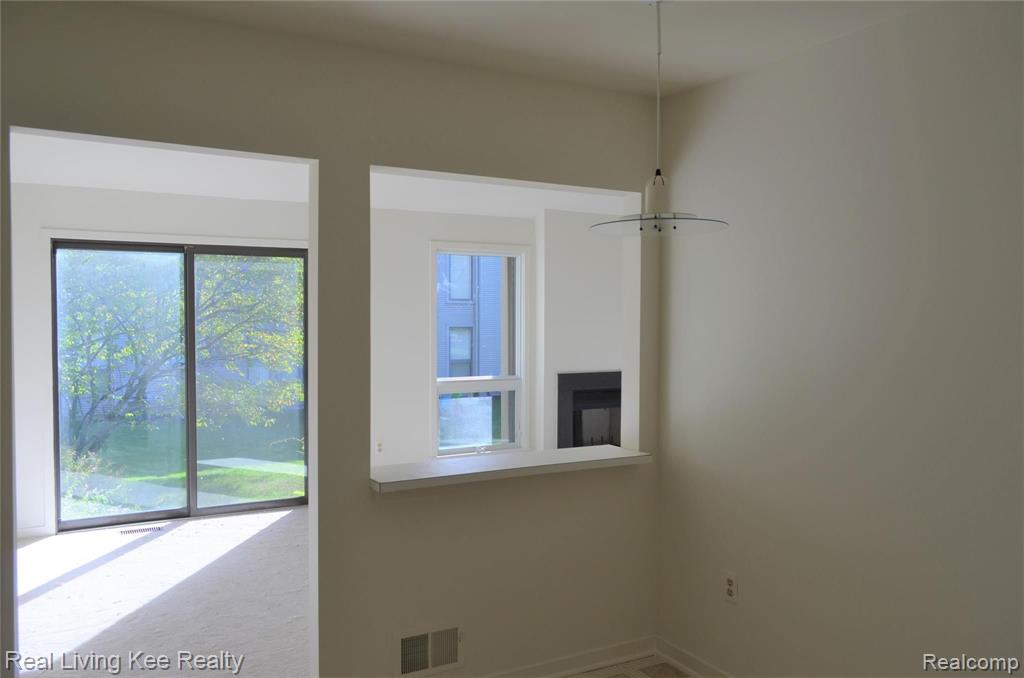 688 Charing Court Rochester Hills, MI 48307 - Photo 8 of 20