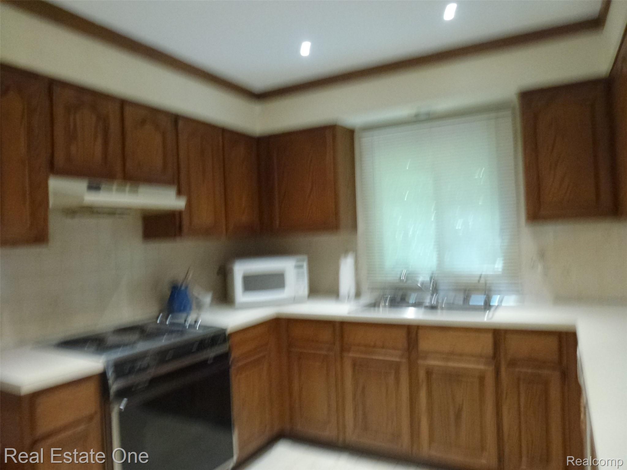 634 Shellbourne Drive Rochester, MI 48309 - Photo 29 of 52 P1070143.JPG Kitchen with Lots of Cabinets