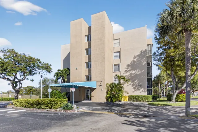 $2,300 | 5260 Northwest 2nd Avenue, Unit 206, Boca Raton, FL 33487