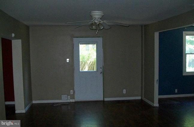 8214 Watersedge Road Baltimore, MD 21222 - Photo 4 of 14 Living Room